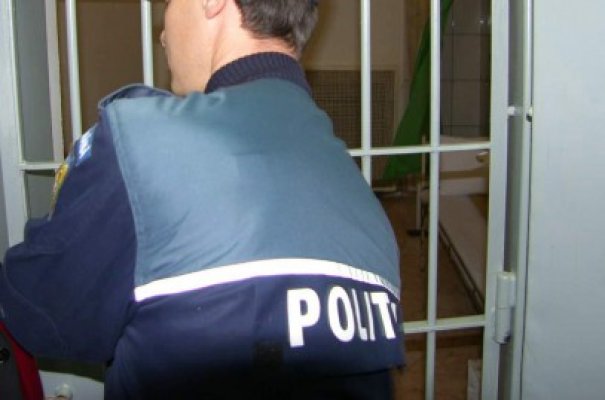 Medicul veterinar Mihai Pucerea părăseşte arestul poliţiei